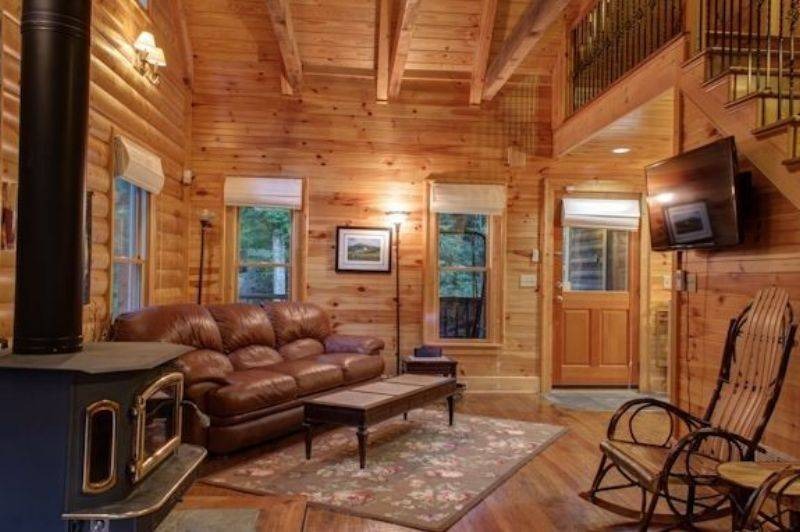 Vẻ mộc mạc của gỗ thông vàng (knotty pine)