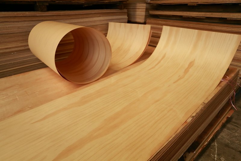 Thực hiện chà nhám và xử lý bề mặt ván và phủ lớp veneer theo từng loại ván